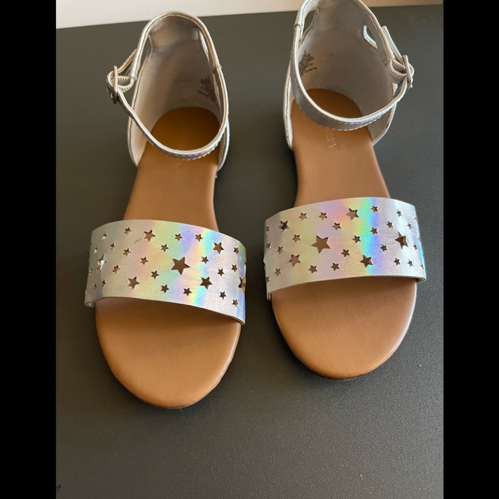 Old Navy - Girls Silver Sandals Size 1 ~ Preowned ~ Stars